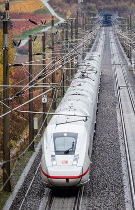 Ein ICE fährt auf der Schnellfahrstrecke Stuttgart-Mannheim über die Enztalbrücke.