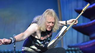 Ein Poser vor dem Herrn: Gitarrist Janick Gers glänzt mit flinken Fingern und exaltierter Saitenartistik beim Konzert von „Iron Maiden“ am Samstag auf dem Canstatter Wasen vor 45 000 Metal-Fans. Die Band bot einen zweistündigen Trip durch nahezu alle Bandepochen.
