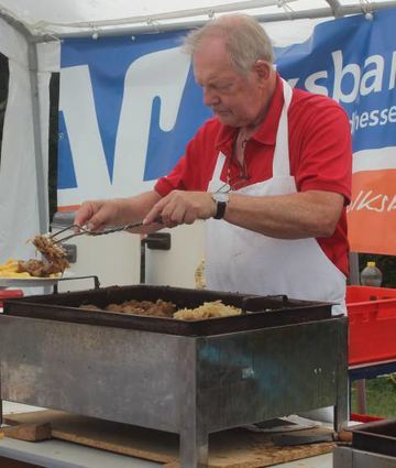 Verwöhnt wurden die Gäste beim Sommerfest mit Steaks.