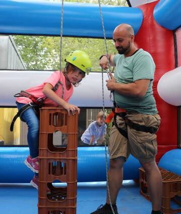 Lucy zeigt beim Kistenklettern großen Mut.