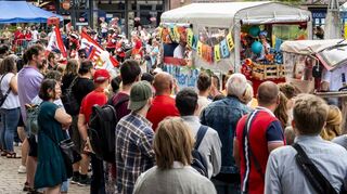 Großer Andrang am Zugweg: Besonders auf dem letzten Abschied zwischen Altpörtel und Domplatz stehen die Zuschauer dicht gedrängt in mehreren Reihen hintereinander, um den Brezelfestumzug zu verfolgen, hier der Wagen des Vereins Lebenshilfe.