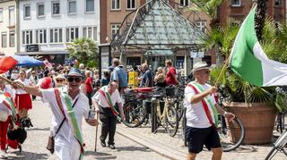 Mit Fahnen und Peitschen für die Partnerschaft: Der Freundeskreis Speyer-Ravenna ist gemeinsam mit den Peitschenknallern aus dem italienischen Ravenna unterwegs beim Umzug, hier am Postplatz.