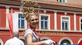 Bei Brezelkönigin Anne-Susann I. Sperling passt auch die Frisur perfekt zum Fest.