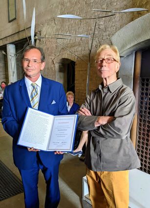 Oliver Roland (l.) ehrt Hans-Michael Kissel für sein Lebenswerk.