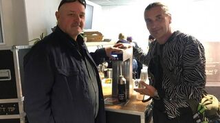 Backstage ohne Plastikflaschen: An der Wasserbar sprudelt das Sparprojekt. Rolf Stahlhofen (l.) und Arno Köster wissen Udo Lindenbergs Vorreiter-Rolle zu schätzen.
