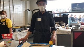 Küchenchef André Rosso weiß, was Udo schmeckt. Vor dem letzten Konzert wird dem Meister dieser Zander mit gedünstetem Gemüse serviert.