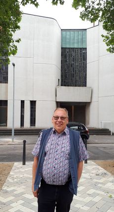 Pfarrer Uwe Sulger vor „seiner“ Versöhnungskirche. Am 17. Juli wird er nach fast zwölf Jahren Dienst auf der Rheinau verabschiedet.