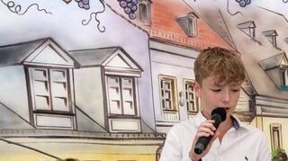 Leon Kegler schrieb an seiner Schule als Aufsatz ein Märchen über einen Bettler mit einer Goldbrezel und liest es hier vor.