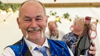 Dieter Vogelgesang war 33 Jahre lang Kontaktbeamter der Polizei und kriegt zum Abschied eine Flasche „Urbulle.