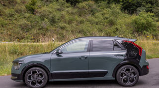 mid Frankfurt - Der HEV Testwagen kommt in Zweifarblackierung in &#8222;Cityscape Grün Metallic&#8220; mit schwarzen Applikationen daher und gibt dem Niro ein sportliches Auftreten.