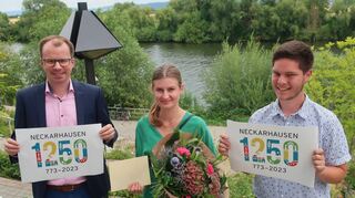 Das Logos für das Jubiläum „1250 Jahre Neckarhausen“: Bürgermeister Simon Michler (v.l.), Siegerin Julia Baumgarten und Mit-Organisator Kai Bassauer.