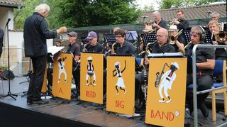 Der Viernheimer Sänger Mike Hofmann (l.) bereicherte den Auftritt der L.A. Reed Big Band mit Klassikern von Frank Sinatra und Sammy Davis, Jr.