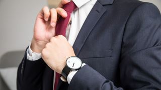 Nicht alle Uhren stellen sich automatisch um. Dazu gehören analoge Armbanduhren.