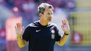 Er kam kurz vor der Relegation gegen Dynamo Dresden – und stieg mit dem 1. FC Kaiserslautern in die 2. Liga auf: Trainer Dirk Schuster.