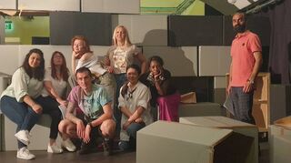 Bei den Proben: das Laienschauspieler-Team im modularen Bühnenbild, das Veränderungen zulässt.