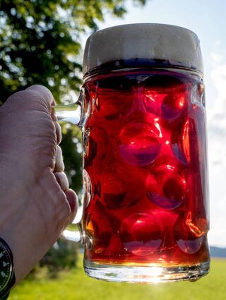 Ein Prosit! Der Bierfernwanderweg hält, was er verspricht – allein acht Brauereien werden passiert.
