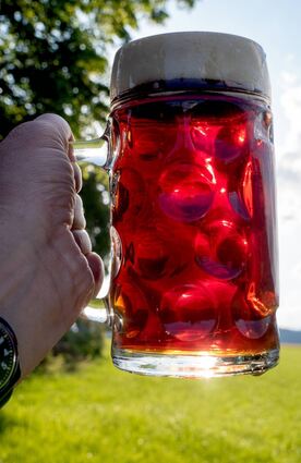 Ein Prosit! Der Bierfernwanderweg hält, was er verspricht – allein acht Brauereien werden passiert.