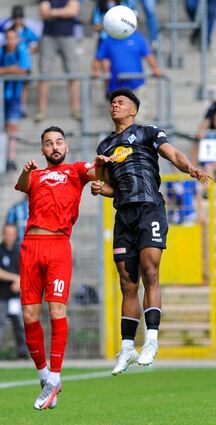 Waldhofs Niklas Sommer (rechts) im Kopfballduell gegen Kadir Seker von Türkspor Mannheim beim Verbandspokalfinale 2022.