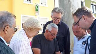 Suche nach dem besten Standort (v. l.): Dieter Fedel (Bürgerinitiative), Marianne Seitz (Stadträtin), Berthold Arnold und Andreas Hänssler (beide BI), Andreas Koberstaedt (Stadt Mannheim) und Ulrich Schulz (Baufirma Sauer).