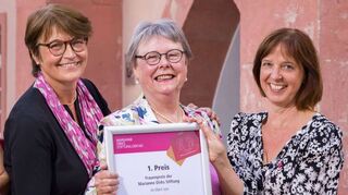 Die glücklichen Preisträgerinnen in Mainz: Claudia Zabel (v. l.), Marianne Rohde und Angelika Dreher.