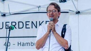 Der Arzt Bodo Schiffmann spricht bei einer Kundgebung von Gegnern der Coronaschutzmaßnahmen in Hamburg.