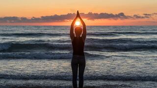 Beim Yoga verbrennen Sie etwa 300 bis 350 Kalorien pro Stunde.