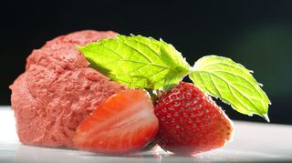 Erdbeer pur: Eis aus Fruchtpüree enthält kaum Fett.