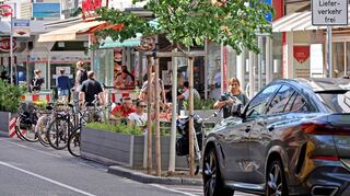 In der Fressgasse können Gastronomen schon seit 2017 Parkplätze vor ihrer Tür als zusätzliche Sitzmöglichkeit umgestalten.