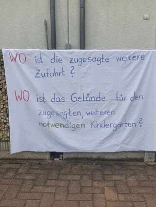Auf Transparenten bekunden Anwohner ihre Kritik an den Bauträgern.