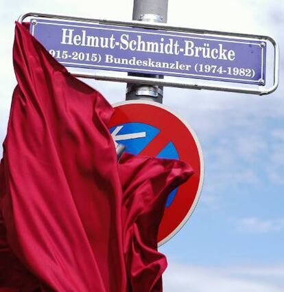 Offiziell enthüllt: das Schild der Helmut-Schmidt-Brücke.