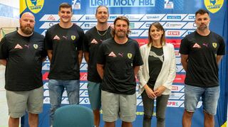 Neu bei den Rhein-Neckar Löwen: Co-Trainer Michael Jacobsen (von links), Halil Jaganjac, Olle Forsell Schefvert, Trainer Sebastian Hinze und Torwart-Trainer Dragan Jerkovic (rechts). Geschäftsführerin Jennifer Kettemann (2. v.r.) erhofft sich von diesem Personal eine Wende zum Besseren beim Handball-Bundesligisten.