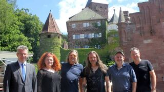 Sie hoffen auf eine gute Spielzeit der Schlossfestspiele Zwingenberg (von links): Landrat Dr. Achim Brötel, Darstellerin Brigitte Oelke, Regisseur Michael Gaedt, Darsteller Sascha Krebs und Holger Ries sowie Intendant Rainer Roos.