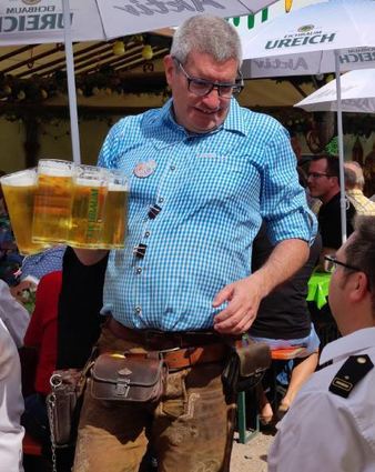 Die Bedienungen haben bei den warmen Temperaturen beim Brezelfest viel zu tun.