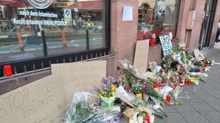 Nach dem Vorfall am Marktplatz am 2. Mai waren wochenlang Blumen und Plakate am Ort des Geschehens niedergelegt worden.