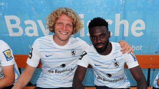 Aus Mannheim nach München: Innenverteidiger Jesper Verlaat (l.) und Angreifer Joseph Boyamba wechselten im Sommer vom SV Waldhof zum Ligarivalen TSV 1860 München – und schreiben jetzt dort Autogramme.