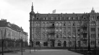Vom Rosengarten aus: die Stresemannstraße, Ecke Tullastraße samt Gymnasium und Schreiber-Laden.