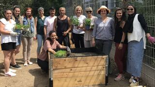 Eltern der Jungbuschschule legen mit Unterstützung von Hausmeister Cem Taskin (Mitte, dann nach rechts), Schulleiterin Ursula Kremer, Anna Alganatay, Anca Krause und Meryem Izci einen urbanen Garten an.