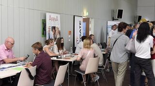 Einstieg in den Arbeitsmarkt? Von der Stadt eingeladene Geflüchtete haben im Gewerkschaftshaus Kontakt zu Unternehmen geknüpft.
