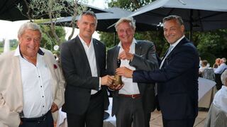 Werner Gutperle (v.l.), Tahir Kolay, Michael Tekath und René Gutperle bei der Übergabe der Präsidentenglocke.