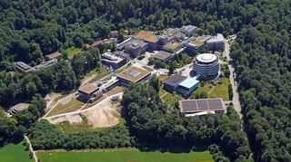 Das Europäische Laboratorium für Molekularbiologie, kurz EMBL, am Königstuhl aus der Luft betrachtet.
