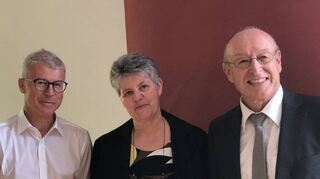 Hubert Boßle (r.) wird von den Kolleginnen und Kollegen aus der Schulleitung in den Ruhestand verabschiedet.