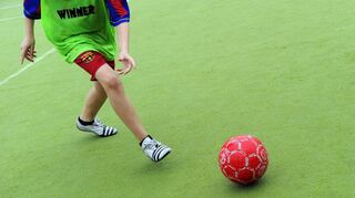 Wie das Fußballtraining abläuft, hängt vom Alter der Kinder ab.