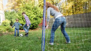 Eltern können ihre Kinder beim Fußball spielen unterstützen.