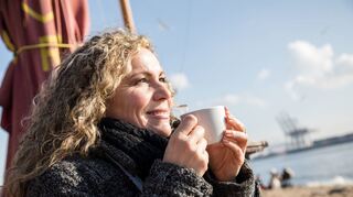 Was für ein Genuss: aromatischen Kaffee in der Sonne trinken.