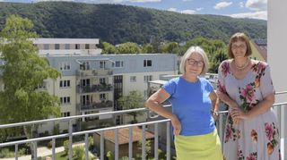 Auf der „WoGe“-Dachterrasse (v.l.): die Bewohnerinnen Sabine Bartels und Ute Straub vor einem der Wohngebäude.