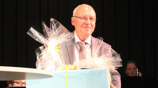 An diesem Freitag steht er im Mittelpunkt: Gerhard Weber wird zu seiner Verabschiedung mit Lob und Geschenken überhäuft.