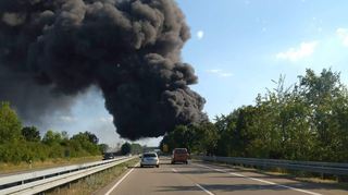 Dicke Rauchwolken entstanden bei einem Brand in einem Recyclingbetrieb in Hockenheim.