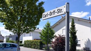 Die Carl-Orff-Straße liegt – wie auch die Richard-Strauss-Straße – im Heddesheimer Neubaugebiet „Mitten im Feld I“.