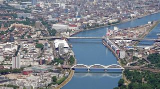 Die Stadtbahnverbindung zwischen Mannheim und Ludwigshafen hängt derzeit am Seidenen Faden. Die südliche Adenauer-Brücke ist gesperrt, alle Linien müssen über die nördliche Kurt-Schumacher-Brücke fahren - das ist aber nur noch bis 2026 möglich.