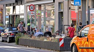 Parklets wie hier in der Seckenheimer Straße gibt es mittlerweile an vielen Stellen im Stadtgebiet. In der Regel sind sie recht gut besucht.